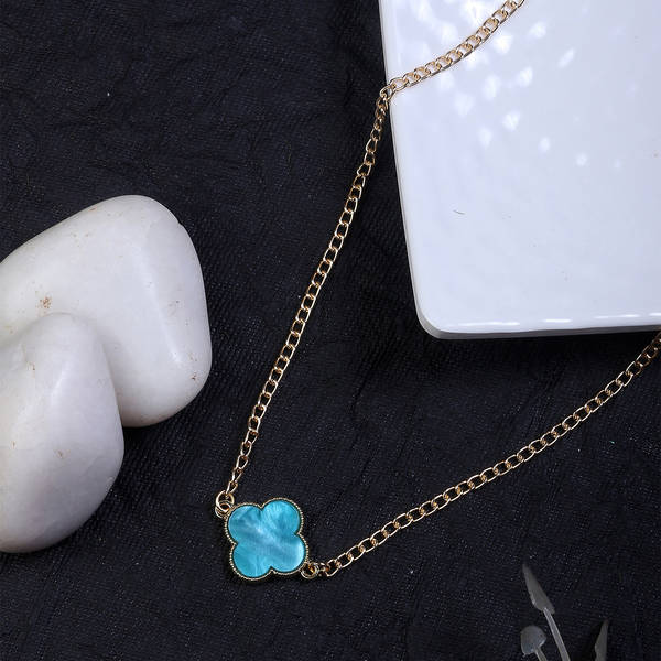 Alluring Gold Finish Flower Pendant And Chain